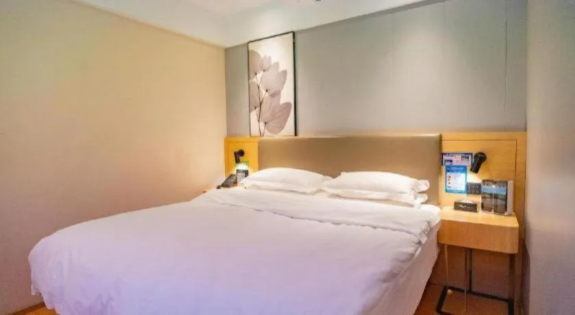 Bed in GreenTree Inn Lianyungang Suning Square Hualian Mantion Hotel