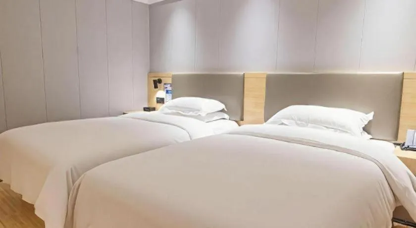 Bed in GreenTree Inn Lianyungang Suning Square Hualian Mantion Hotel