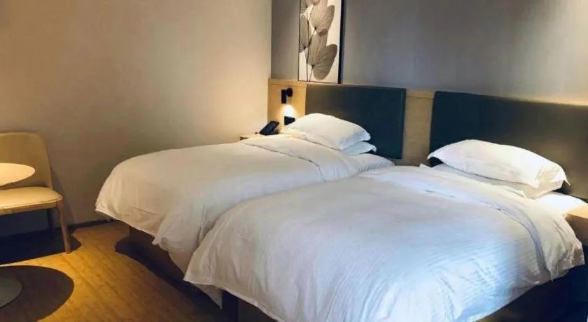 Bed in GreenTree Inn Lianyungang Suning Square Hualian Mantion Hotel