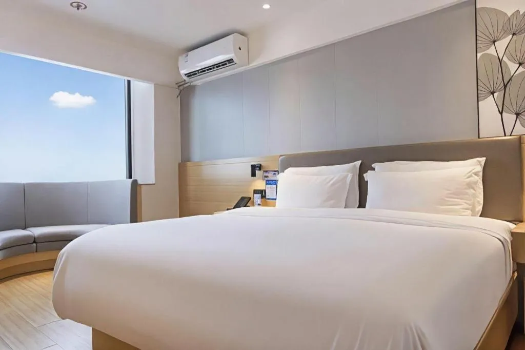 Bed in GreenTree Inn Lianyungang Suning Square Hualian Mantion Hotel