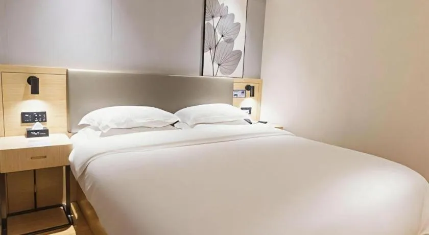 Bed in GreenTree Inn Lianyungang Suning Square Hualian Mantion Hotel