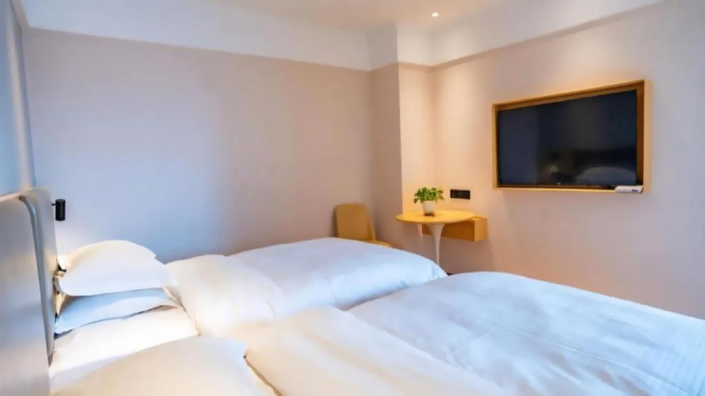 Bed in GreenTree Inn Lianyungang Suning Square Hualian Mantion Hotel