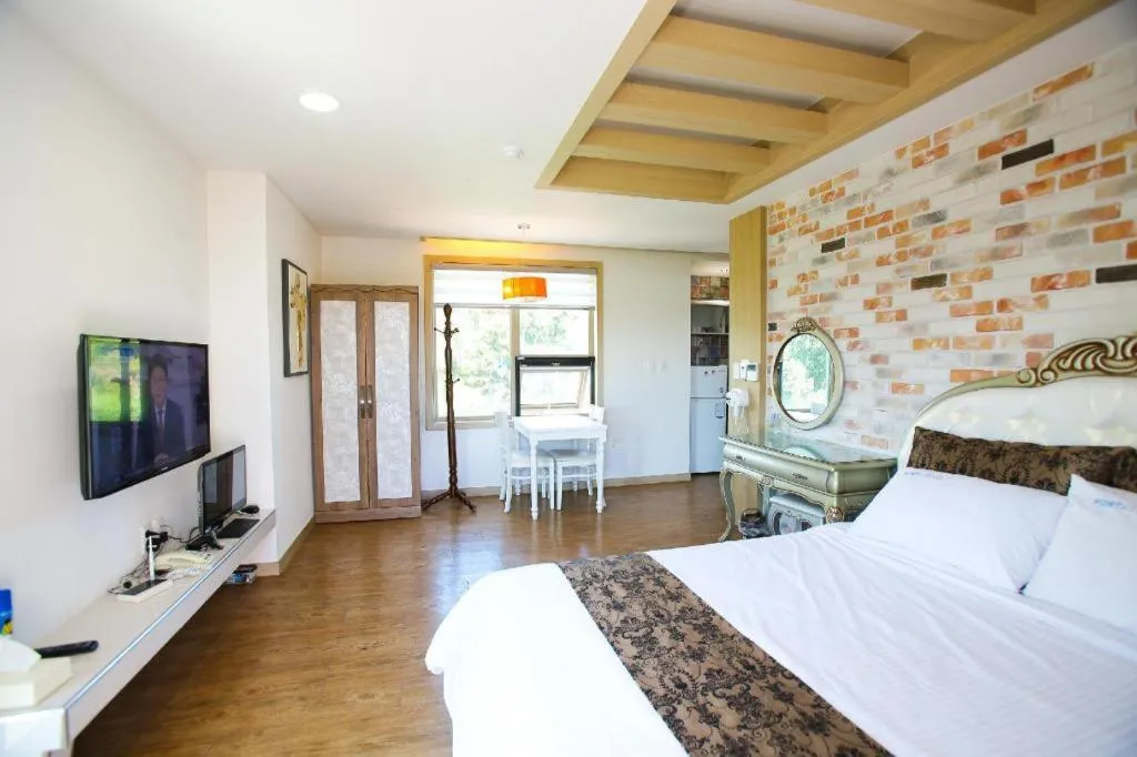 Port Avenue Hotel N Resort