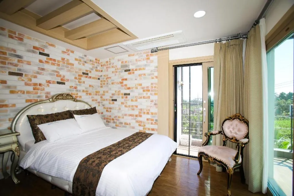 Port Avenue Hotel N Resort