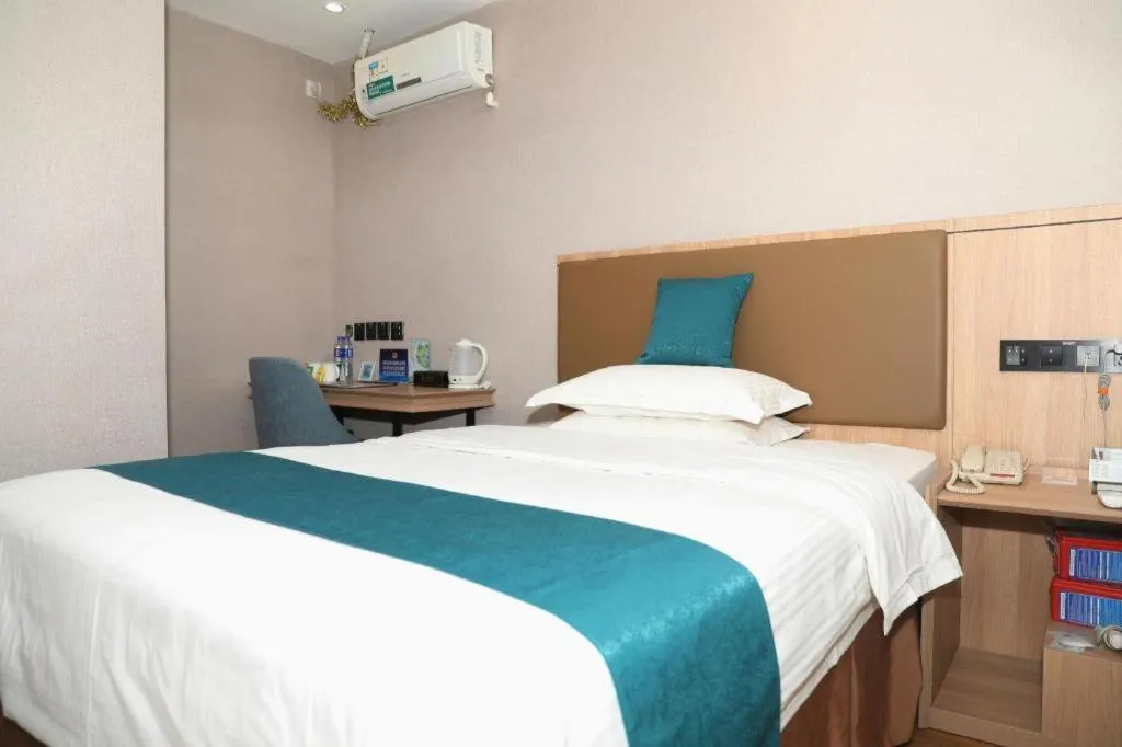 Bed in GreenTree Inn Beijing Shangdi East Anningzhuang Road Shell Hotel