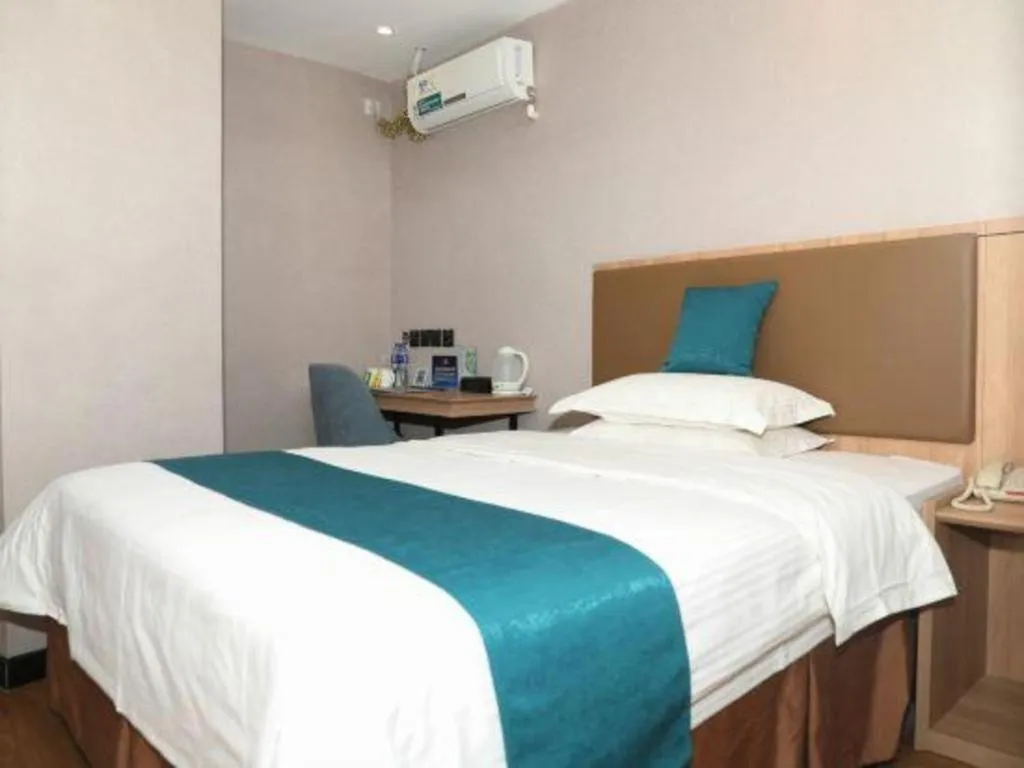 Bed in GreenTree Inn Beijing Shangdi East Anningzhuang Road Shell Hotel