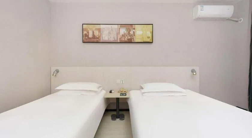 Bed in Jinjiang Inn Dalian Development Zone Jinma Road Light Railway Station