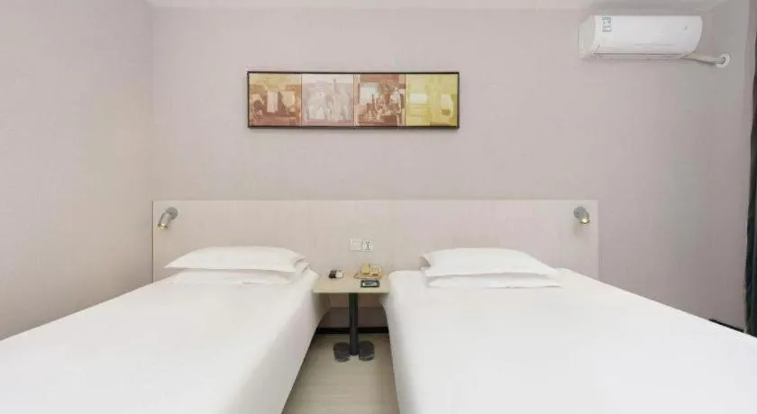 Bed in Jinjiang Inn Dalian Development Zone Jinma Road Light Railway Station