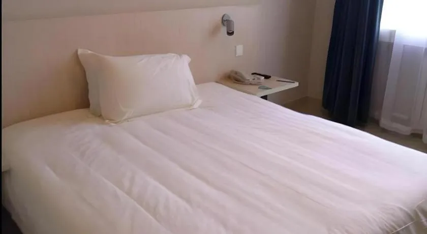Bed in Jinjiang Inn Dalian Development Zone Jinma Road Light Railway Station