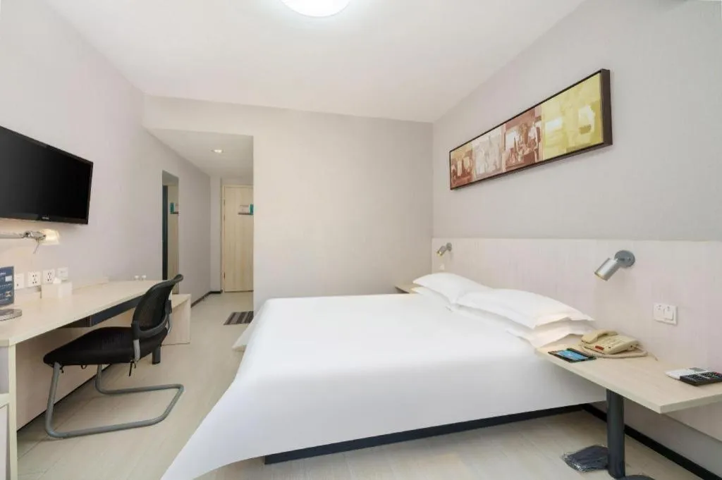 Bed in Jinjiang Inn Dalian Development Zone Jinma Road Light Railway Station