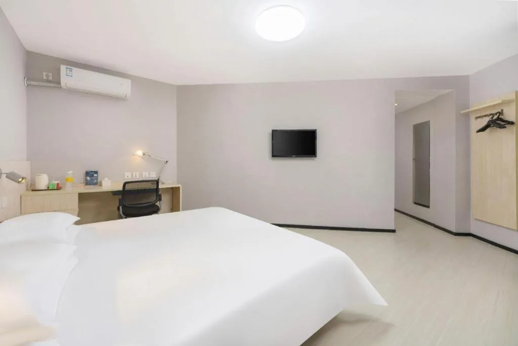 Bed in Jinjiang Inn Dalian Development Zone Jinma Road Light Railway Station