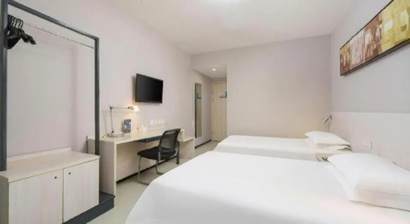 Bed in Jinjiang Inn Dalian Development Zone Jinma Road Light Railway Station