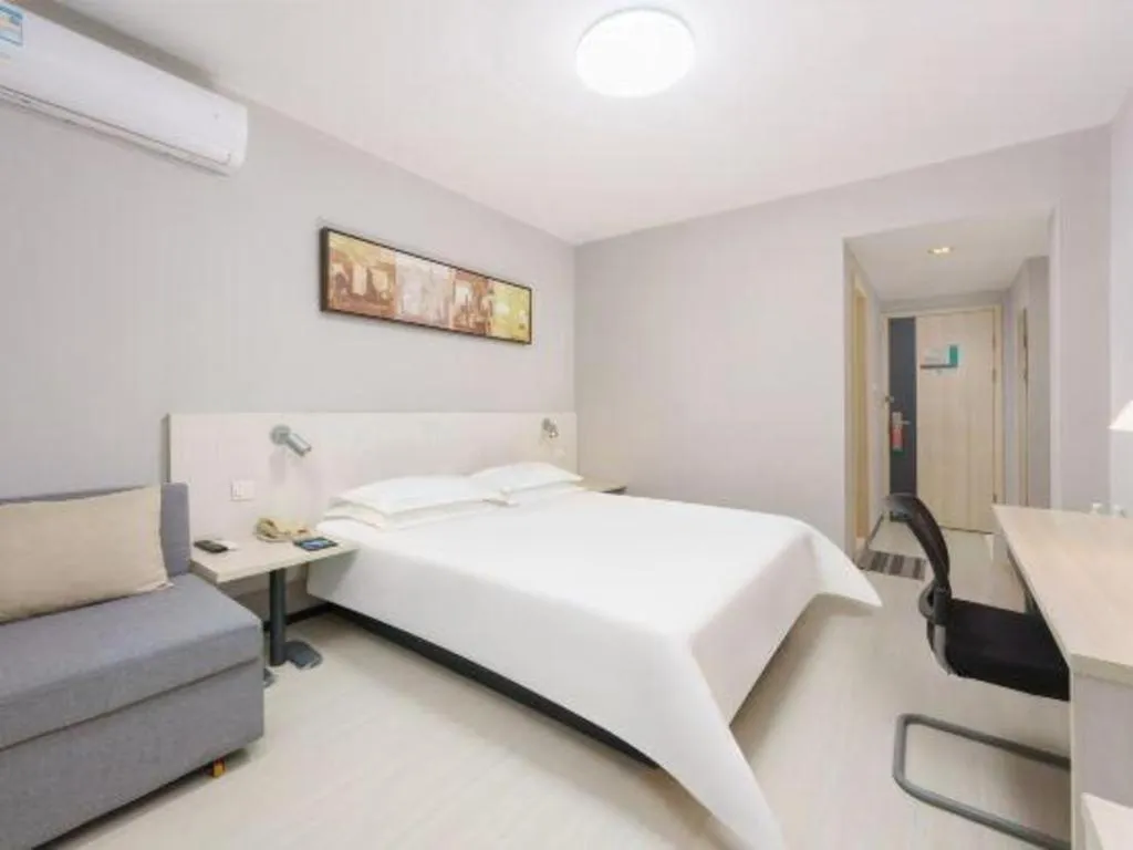 Bed in Jinjiang Inn Dalian Development Zone Jinma Road Light Railway Station