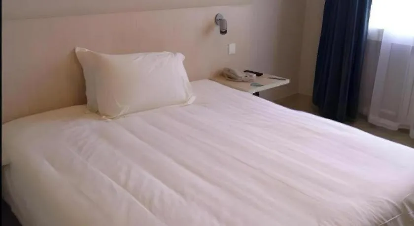 Bed in Jinjiang Inn Dalian Development Zone Jinma Road Light Railway Station