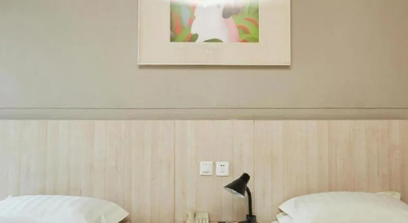 Bed in Jinjiang Inn Zhengzhou Railway Station Erqi Square Metro Station