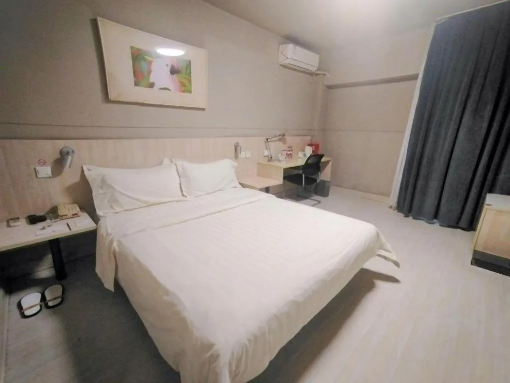 Bed in Jinjiang Inn Zhengzhou Railway Station Erqi Square Metro Station