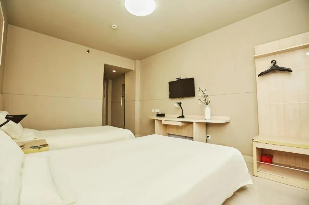 Bed in Jinjiang Inn Zhengzhou Railway Station Erqi Square Metro Station