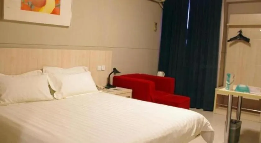 Bed in Jinjiang Inn Zhengzhou Railway Station Erqi Square Metro Station