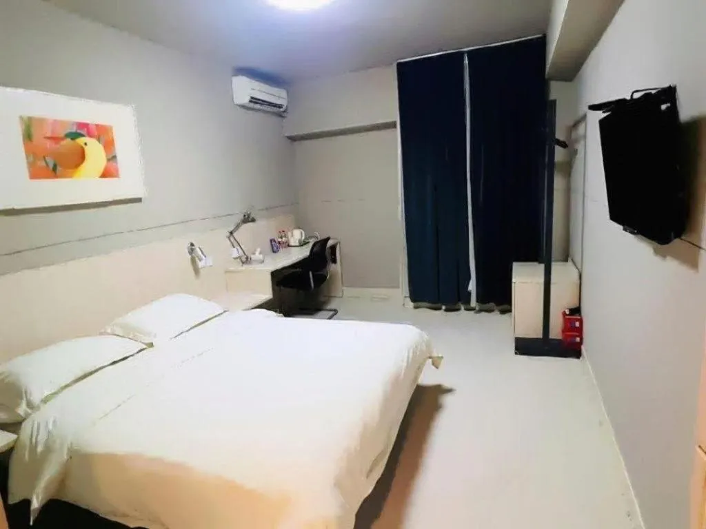 Bed in Jinjiang Inn Zhengzhou Railway Station Erqi Square Metro Station