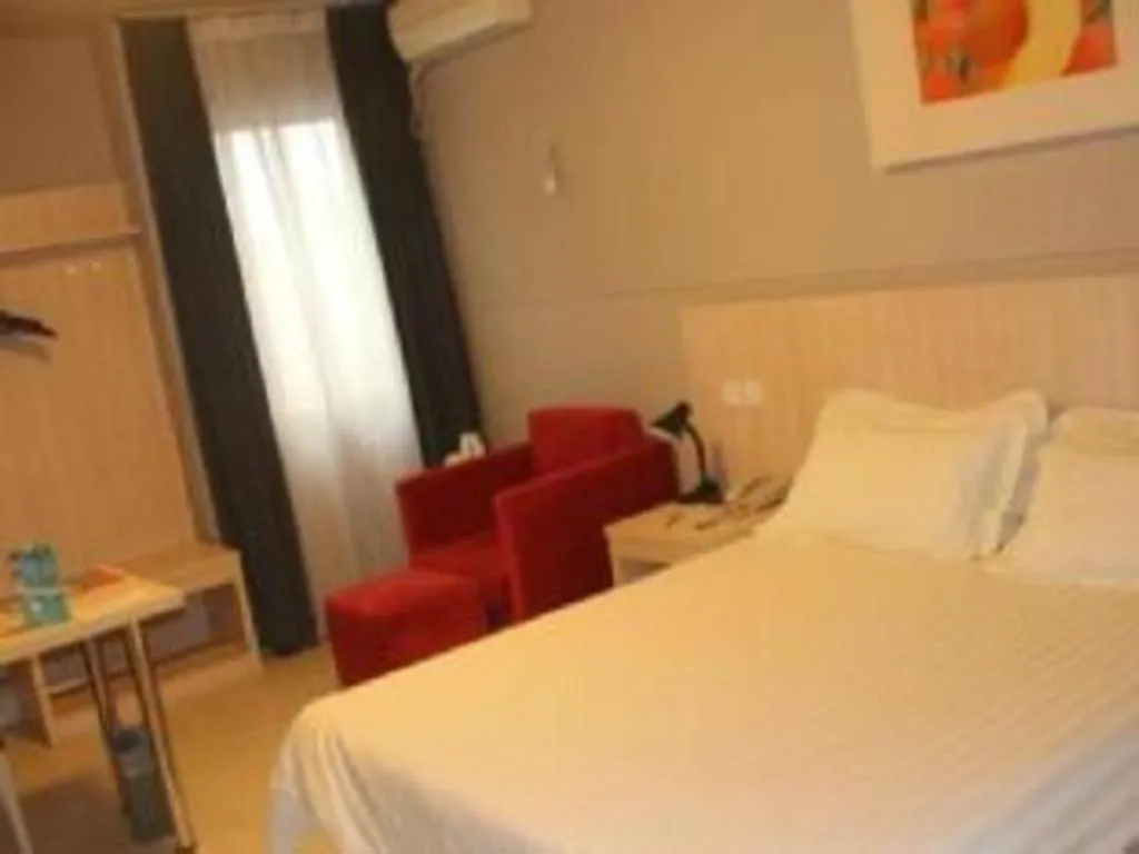 Bed in Jinjiang Inn Zhengzhou Railway Station Erqi Square Metro Station