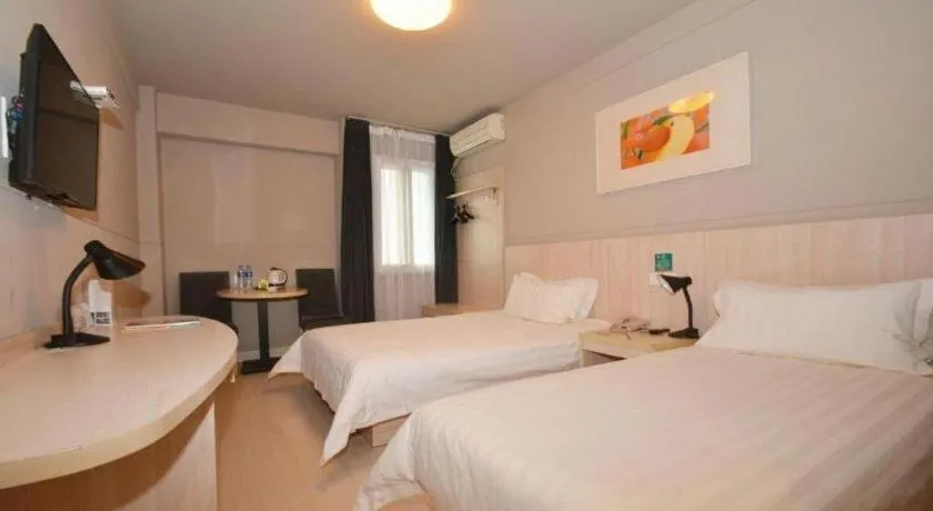 Bed in Jinjiang Inn Zhengzhou Railway Station Erqi Square Metro Station