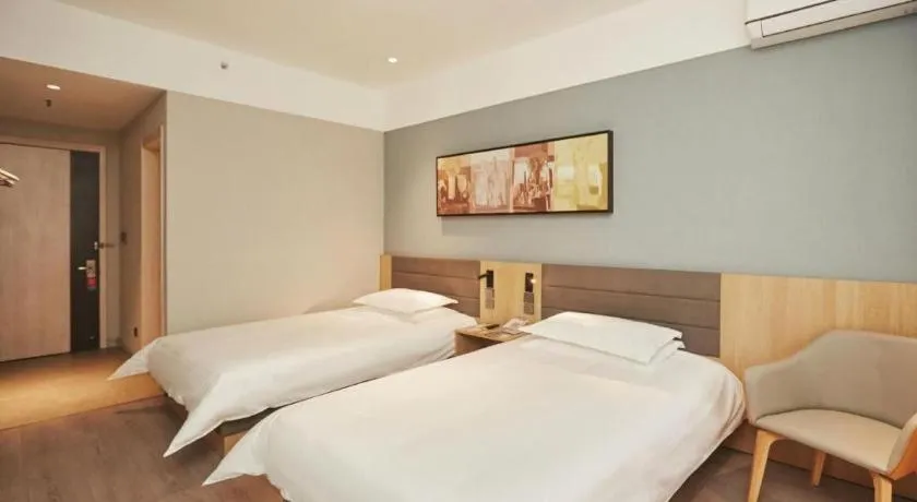 Bed in Jinjiang Inn Zhengzhou Railway Station Erqi Square Metro Station