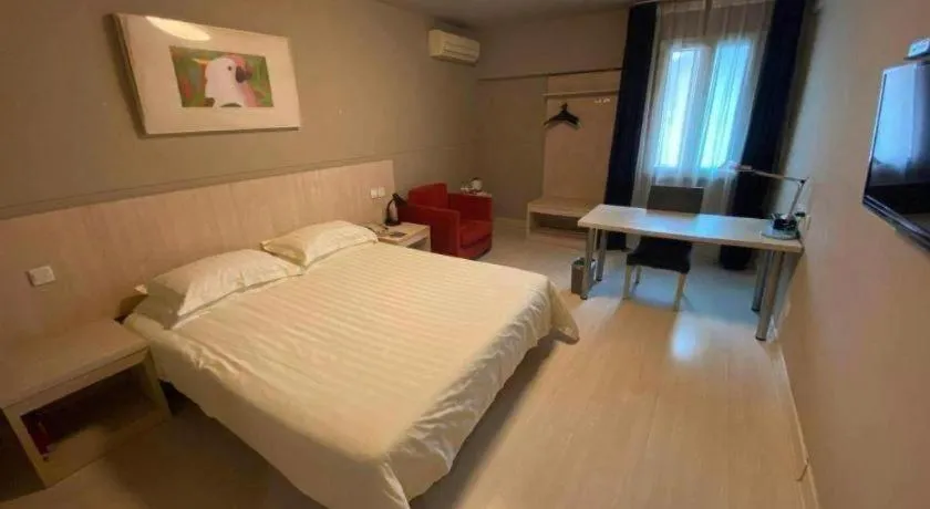 Bed in Jinjiang Inn Zhengzhou Railway Station Erqi Square Metro Station