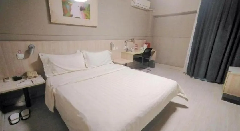 Bed in Jinjiang Inn Zhengzhou Railway Station Erqi Square Metro Station