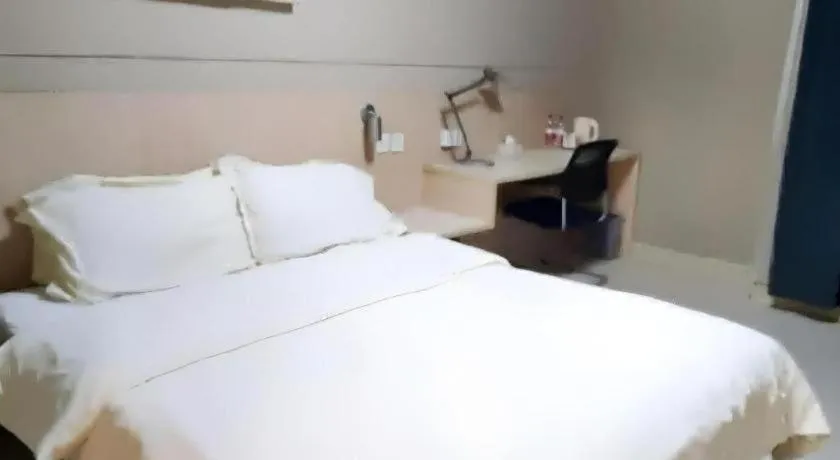 Bed in Jinjiang Inn Zhengzhou Railway Station Erqi Square Metro Station
