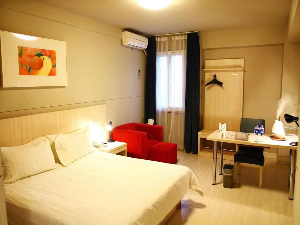 Bed in Jinjiang Inn Zhengzhou Railway Station Erqi Square Metro Station