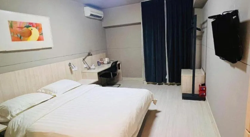 Bed in Jinjiang Inn Zhengzhou Railway Station Erqi Square Metro Station