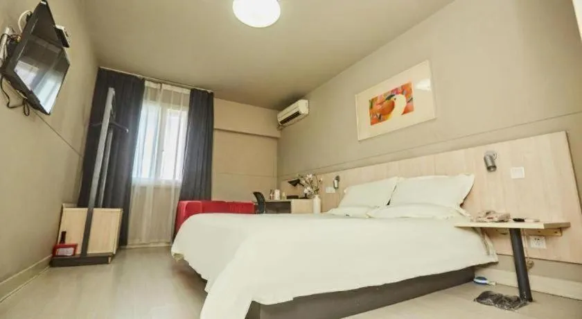 Bed in Jinjiang Inn Zhengzhou Railway Station Erqi Square Metro Station