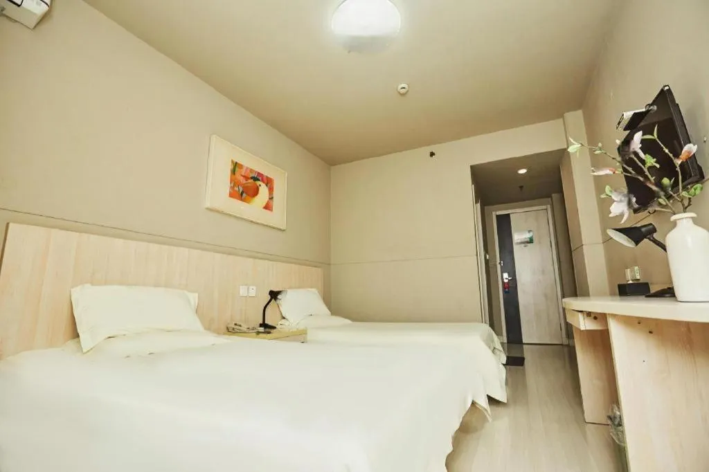 Bed in Jinjiang Inn Zhengzhou Railway Station Erqi Square Metro Station