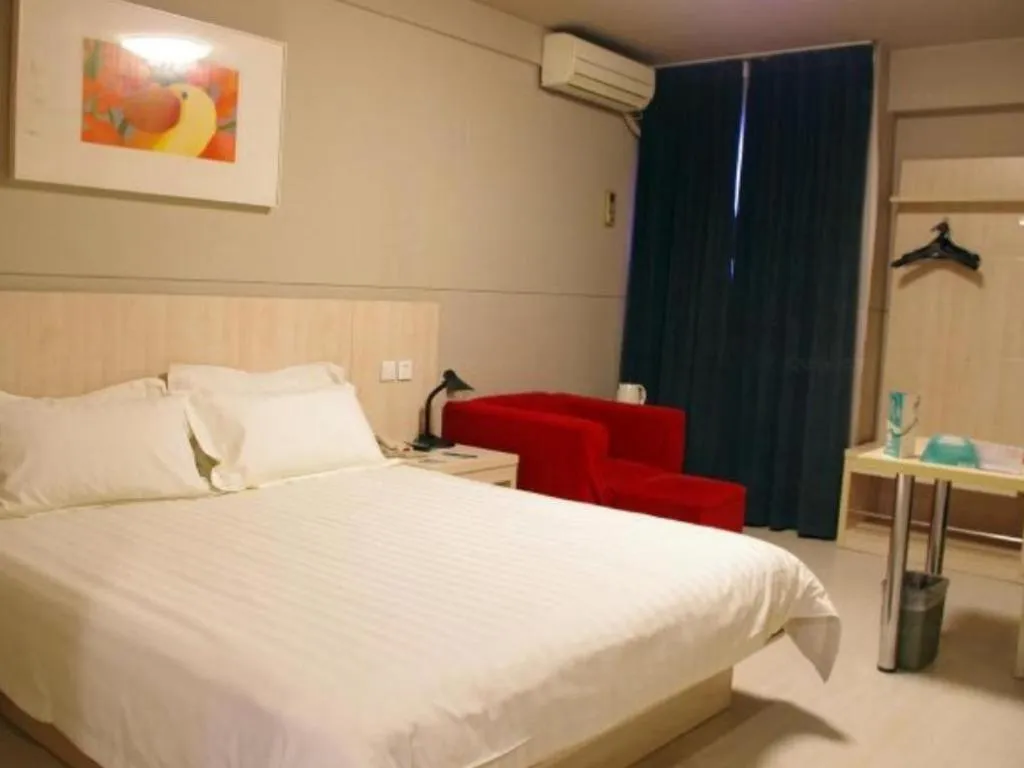 Bed in Jinjiang Inn Zhengzhou Railway Station Erqi Square Metro Station