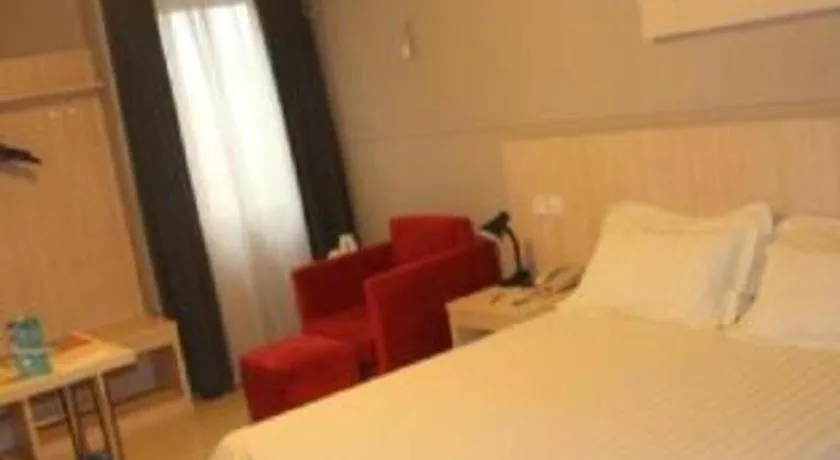 Bed in Jinjiang Inn Zhengzhou Railway Station Erqi Square Metro Station