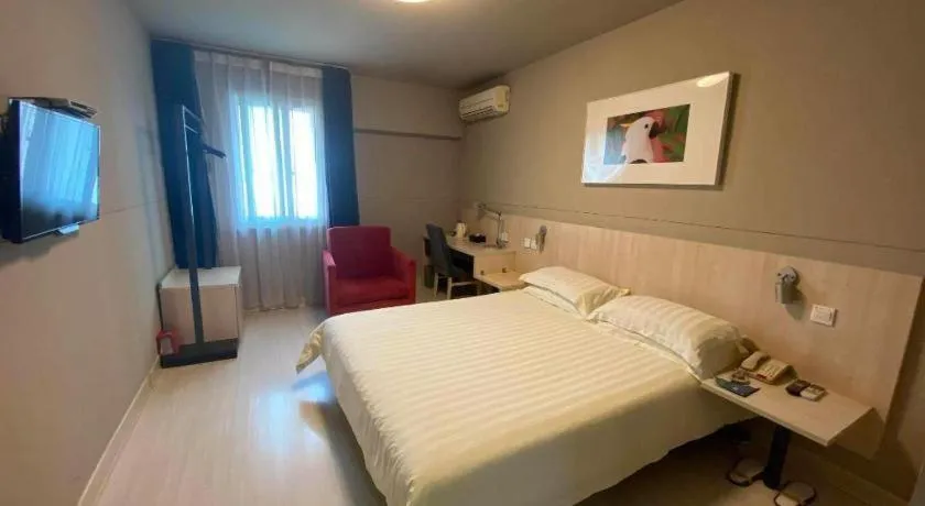 Bed in Jinjiang Inn Zhengzhou Railway Station Erqi Square Metro Station