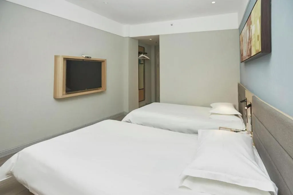 Bed in Jinjiang Inn Zhengzhou Railway Station Erqi Square Metro Station