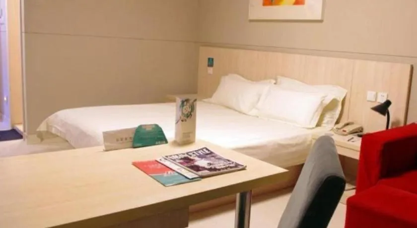 Bed in Jinjiang Inn Zhengzhou Railway Station Erqi Square Metro Station