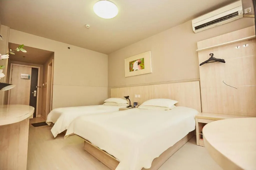 Bed in Jinjiang Inn Zhengzhou Railway Station Erqi Square Metro Station