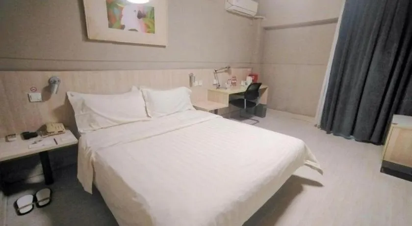 Bed in Jinjiang Inn Zhengzhou Railway Station Erqi Square Metro Station