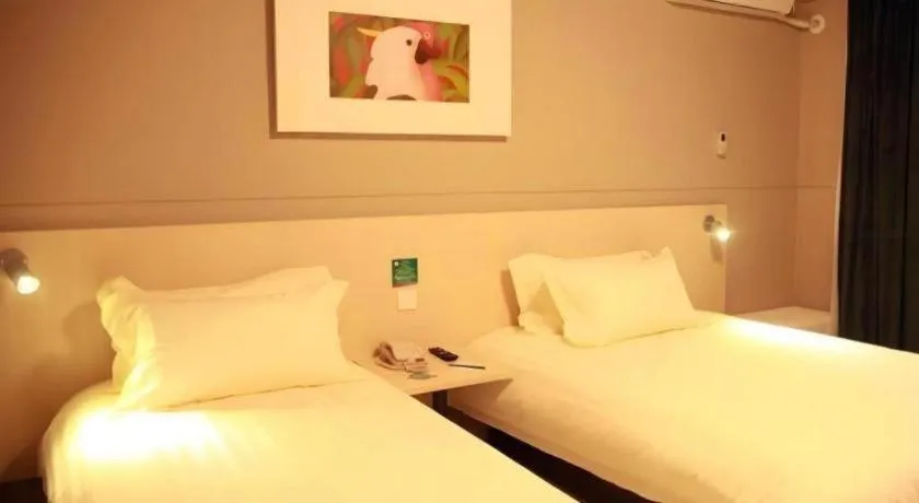 Bed in Jinjiang Inn Zhengzhou Railway Station Erqi Square Metro Station