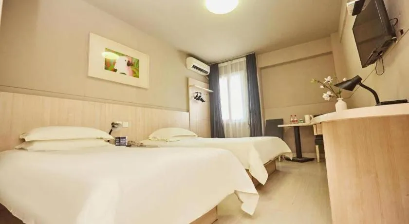 Bed in Jinjiang Inn Zhengzhou Railway Station Erqi Square Metro Station