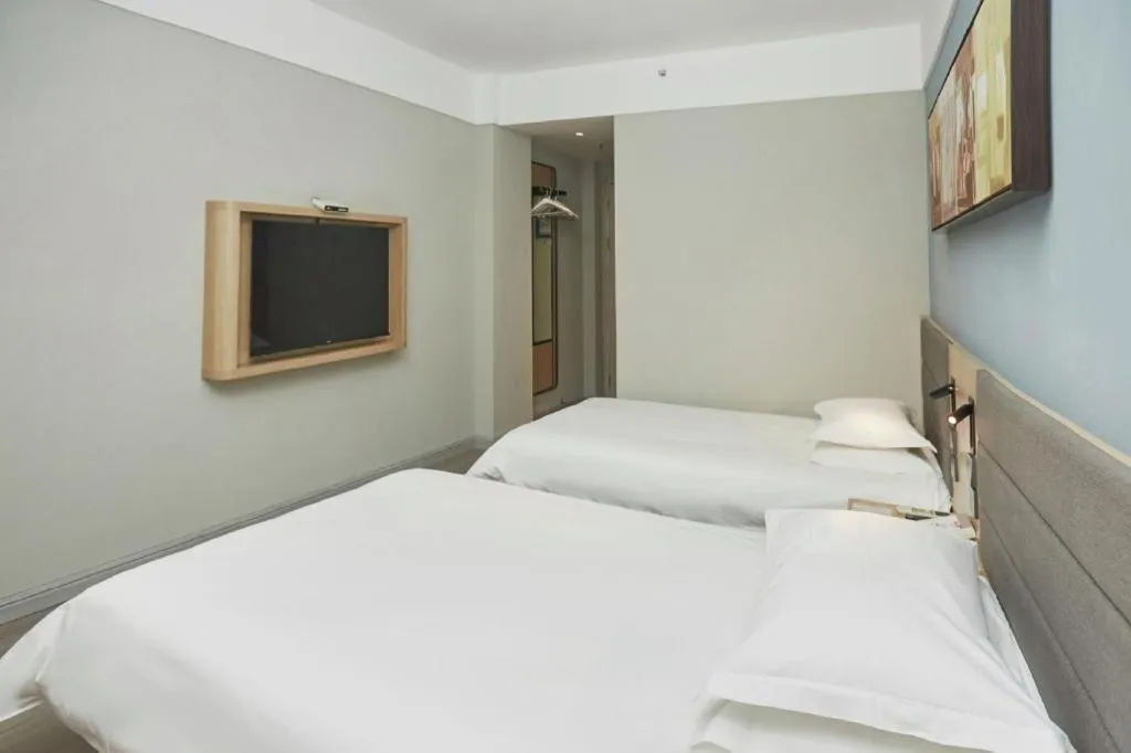 Bed in Jinjiang Inn Zhengzhou Railway Station Erqi Square Metro Station