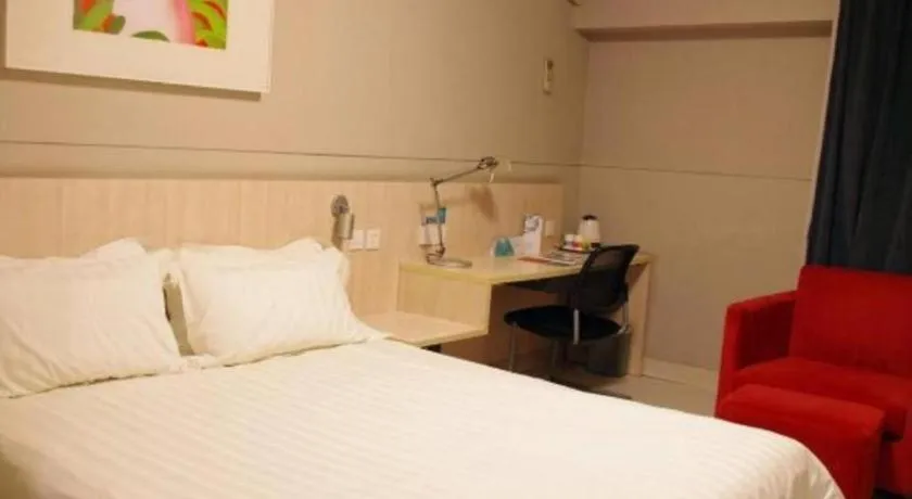 Bed in Jinjiang Inn Zhengzhou Railway Station Erqi Square Metro Station