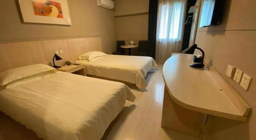 Bed in Jinjiang Inn Zhengzhou Railway Station Erqi Square Metro Station