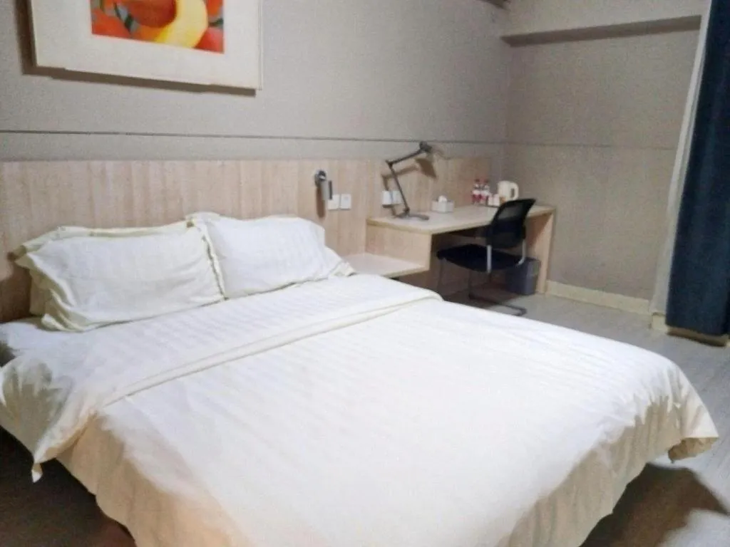 Bed in Jinjiang Inn Zhengzhou Railway Station Erqi Square Metro Station