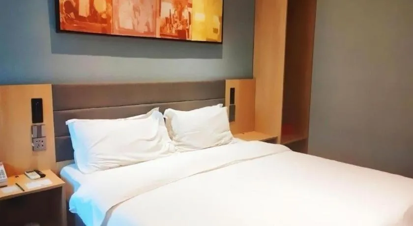 Bed in Jinjiang Inn Zhengzhou Railway Station Erqi Square Metro Station