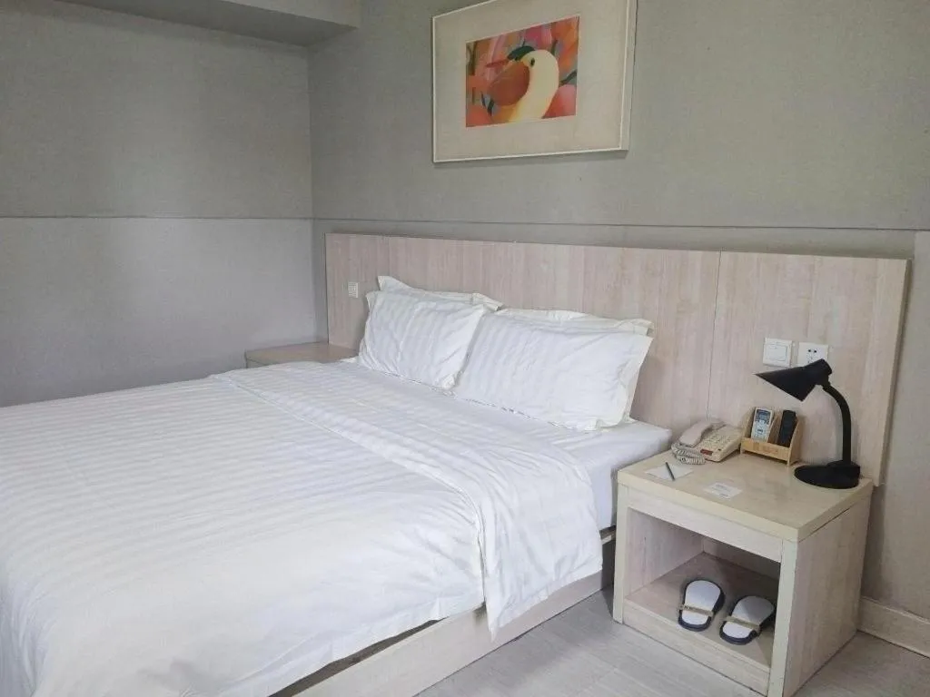 Bed in Jinjiang Inn Zhengzhou Railway Station Erqi Square Metro Station