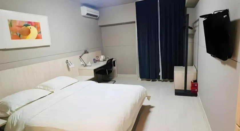 Bed in Jinjiang Inn Zhengzhou Railway Station Erqi Square Metro Station