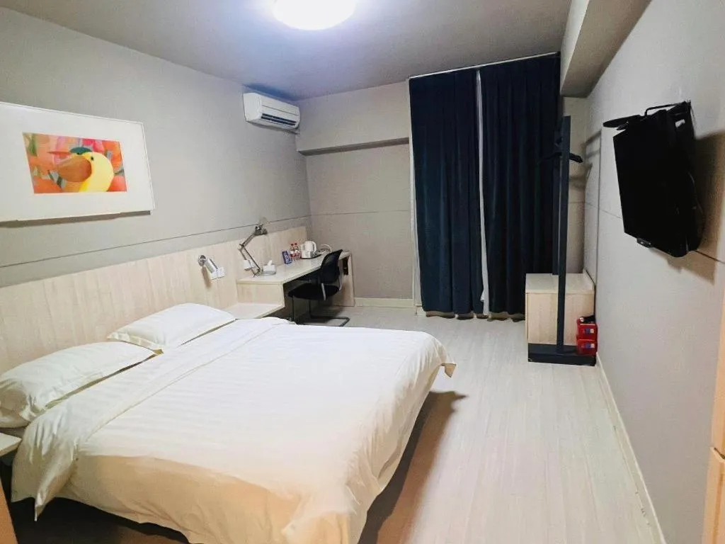 Bed in Jinjiang Inn Zhengzhou Railway Station Erqi Square Metro Station